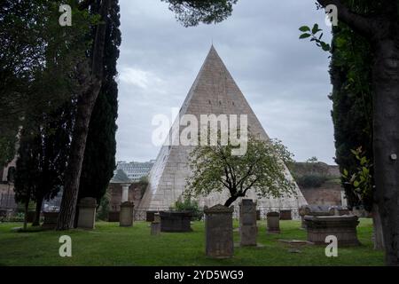 La Pyramide de Cestius dans le cimetière non catholique pour étrangers à Testaccio, Rome Italie Banque D'Images