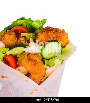 Enveloppement de poulet frit dans du pain pita avec des légumes frais Banque D'Images