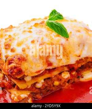 Lasagne italienne à la sauce tomate isolée sur fond blanc Banque D'Images