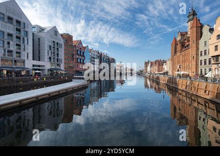 Gdansk, Pologne - 17 août 2024 : pittoresque remblai de la vieille ville en été Banque D'Images