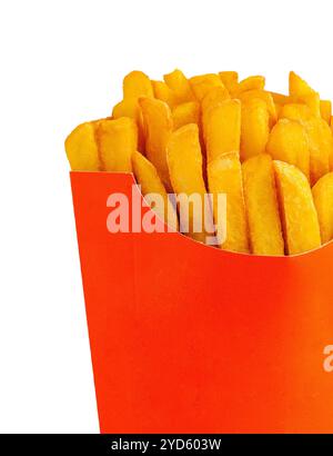 Pommes de terre frites dans une boîte en carton rouge isolée sur un fond blanc Banque D'Images