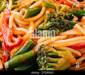 Spaghettis de légumes et de blé entier avec haricots verts, brocoli et poivre Banque D'Images