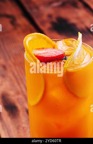 Cocktail rafraîchissant et sucré Pimms Cup avec des fruits Banque D'Images