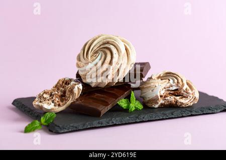 Meringues au chocolat noir en gros plan. Banque D'Images