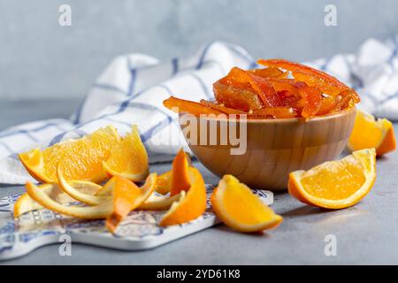 Écorces d'orange confites maison dans un bol en bois, mise au point sélective. Banque D'Images