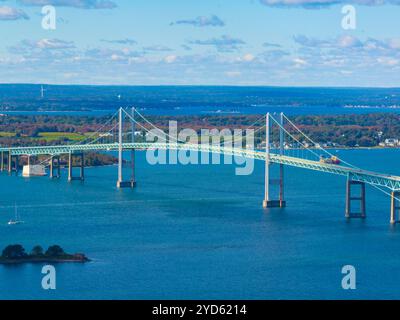 Claiborne Pell Newport Bridge vue aérienne dans le port de Newport dans la baie de Narragansett, entre la ville de Newport et la ville de Jamestown, Rhode Island RI, États-Unis. Banque D'Images