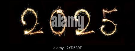 2025 écrit avec feu d'artifice scintillant, en-tête du nouvel an ou bannière web Banque D'Images