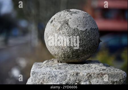 Vieille boule de granit recouverte de mousse Banque D'Images