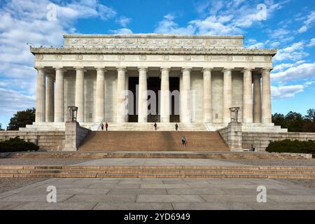 Une vue directe sur le Lincoln Memorial mettant en valeur sa grandeur et son architecture classique dans un ciel bleu éclatant avec des nuages. Parfait pour le Banque D'Images