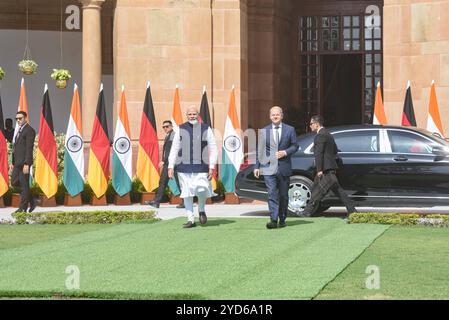 Le chancelier allemand Sholz avec le premier ministre Modi le premier ministre indien Narendra Modi avec le chancelier allemand Olaf Sholz à Hyderabad House à New Delhi, le 25 octobre 2024. Les deux dirigeants auraient discuté de la collaboration dans l'Indo-Pacifique et de l'amélioration de la sécurité et du commerce entre les deux pays. New Delhi Delhi Inde Copyright : xSondeepxShankarx Banque D'Images