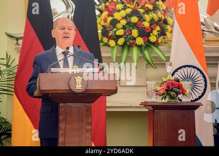 Le chancelier allemand Sholz avec le premier ministre Modi le premier ministre indien Narendra Modi avec le chancelier allemand Olaf Sholz à Hyderabad House à New Delhi, le 25 octobre 2024. Les deux dirigeants auraient discuté de la collaboration dans l'Indo-Pacifique et de l'amélioration de la sécurité et du commerce entre les deux pays. New Delhi Delhi Inde Copyright : xSondeepxShankarx Banque D'Images