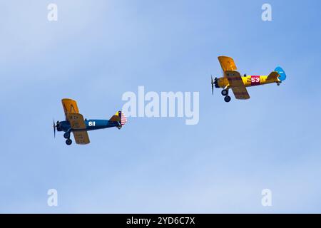 Deux biplans de style ancien volant en formation dans le ciel lumineux près de Liberty Lake, Washington. Banque D'Images