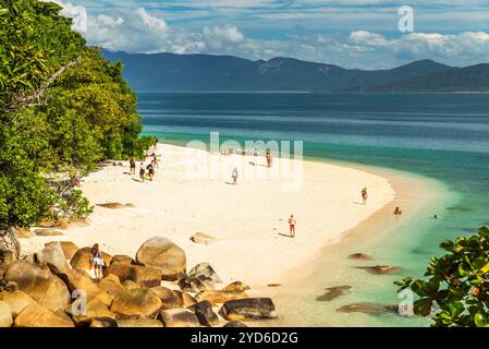 Pittoresque plage tropicale dorée Nudey avec de l'eau turquoise sur Fitzroy Island. C'est une île continentale au sud-est de Cairns, Queensland, Australie. Banque D'Images