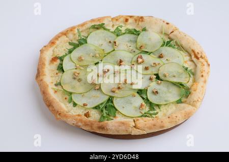 Pizza avec poires et fromage gorgonzola, vue de dessus isolé sur fond blanc. Banque D'Images