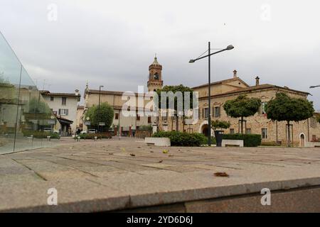 Vue sur la place de Padenghe. 20 octobre 2024 Padenghe, Brescia, Italie Banque D'Images