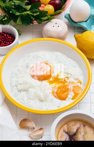 Cilbir ou œufs turcs dans un bol blanc. Petit déjeuner turc traditionnel, concept de cuisine turque. Banque D'Images