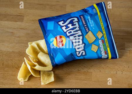 Un sac ouvert de Salt & Vinegar Flavour Walkers Squares, un snack de pommes de terre. Banque D'Images