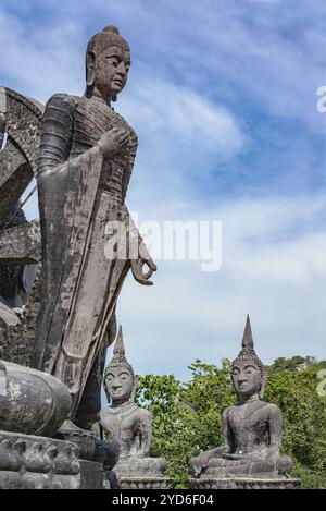 Statue de Bouddha bénissant avec Saint au temple Wat Tham Krabok ou Thamkrabok en plein air à Phra Phutthabat à Saraburi Thaïlande Banque D'Images