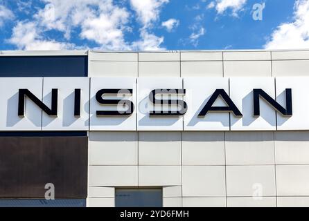 Signe officiel de concession de Nissan sur le mur de l'immeuble de bureaux Banque D'Images