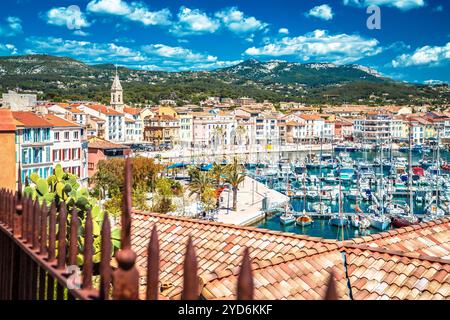 Ville de Sanary sur mer vue colorée sur le front de mer depuis la colline Banque D'Images