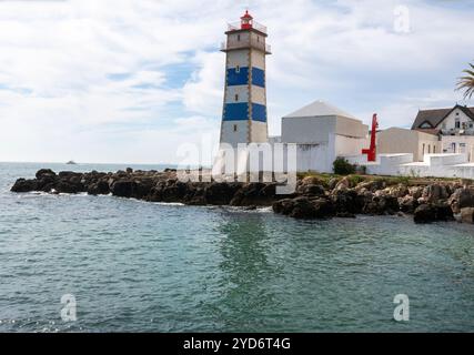 Le phare de Santa Marta a été construit sur le terrain du fort de Santa Marta, dans les années 1640, fournit une lumière pour la baie de Cascais et pour la nouvelle marina de la ville Banque D'Images