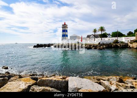 Le phare de Santa Marta a été construit sur le terrain du fort de Santa Marta, dans les années 1640, fournit une lumière pour la baie de Cascais et pour la nouvelle marina de la ville Banque D'Images