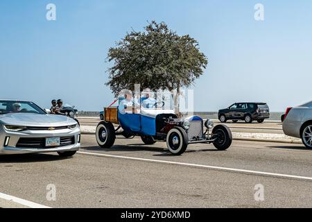 Gulfport, MS - 04 octobre 2023 : vue d'angle avant grand angle d'une Ford modèle T Bucket Hot Rod 1923 lors d'un salon automobile local. Banque D'Images