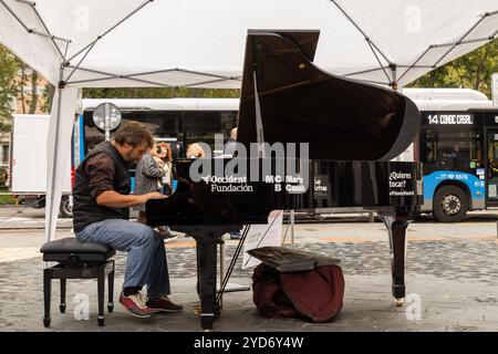 Madrid, Madrid, ESPAGNE. 25 octobre 2024. FundaciÃ³n Occident, de GCO (Grupo Catalana Occidente) et le concours international Maria Canals, en collaboration avec l’Association des marchands du Barrio de las Letras, mettent des pianos à queue à la disposition du public dans les rues du centre de Madrid. (Crédit image : © Ignacio Lopez Isasmendi/ZUMA Press Wire) USAGE ÉDITORIAL SEULEMENT! Non destiné à UN USAGE commercial ! Banque D'Images