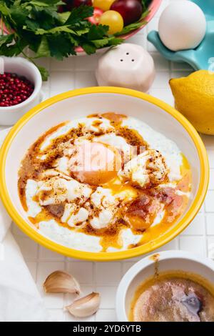 Cilbir ou œufs turcs dans un bol blanc. . Petit déjeuner turc traditionnel, concept de cuisine turque. Banque D'Images