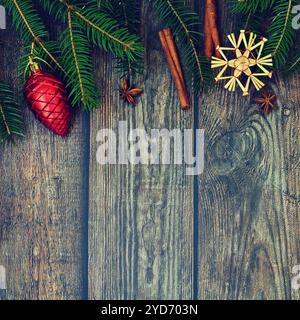 Fond de Noël avec des décorations sur fond de bois brun.Flat lay, vue de dessus avec espace de copie. Banque D'Images