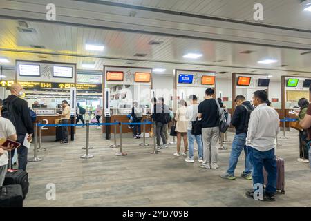 Touristes aux stands d'immigration, Visa à l'arrivée voa au terminal des arrivées CGK Soekarno–Hatta Aéroport International Jakarta Indonésie Banque D'Images