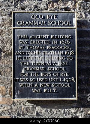 Plaque historique sur la Old Rye Grammar School, High Street, Rye, East Sussex, Angleterre, ROYAUME-UNI Banque D'Images