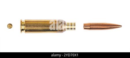 Balle de fusil d'assaut unique définissant les composants principaux boîtier de cartouche de capsule de pièces sur fond blanc Banque D'Images