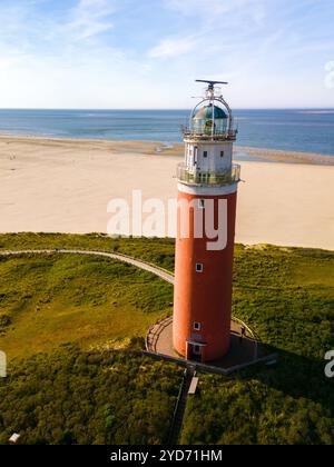 Une perspective aérienne d'un phare historique debout sur les rives sablonneuses de Texel, pays-Bas, surplombant le vaste exp Banque D'Images