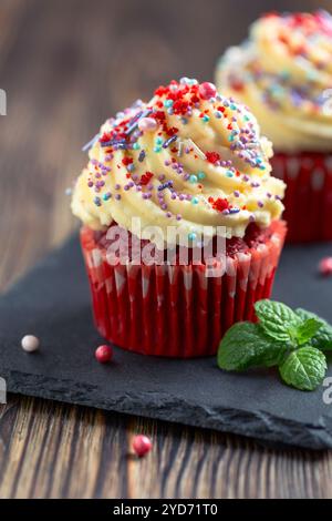 Petit gâteau en velours rouge gros plan. Banque D'Images