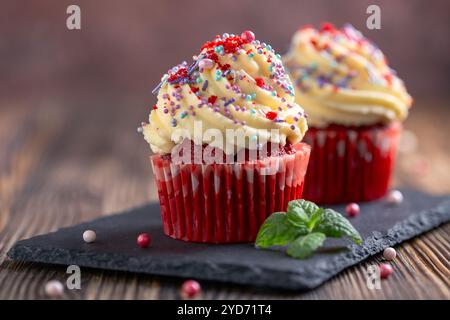 Cupcakes en velours rouge dans un cadre coloré. Banque D'Images