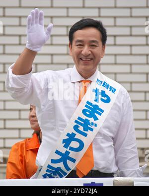 Le candidat Daishiro Yamagiwa assiste à la campagne électorale de la Chambre des représentants à Kawasaki, préfecture de Kanagawa, Japon, le 25 octobre 2024. Banque D'Images