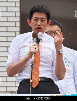 Takayuki Kobayashi, ancien ministre d'État à la sécurité économique, assiste à la campagne de la Chambre pour l'élection représentative du candidat Daishiro Yamagiwa à Kawasaki, préfecture de Kanagawa, Japon, le 25 octobre 2024. Banque D'Images