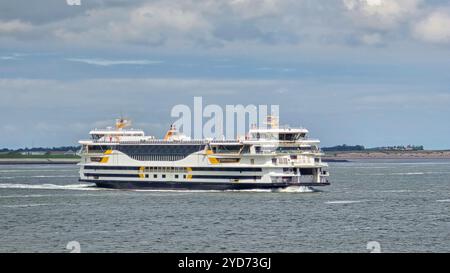 Un grand ferry glisse gracieusement sur les eaux près de Texel, aux pays-Bas, transportant des passagers dans un voyage pittoresque Banque D'Images