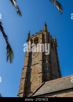 Palm Tree and, St Ia's Parish Church, St Ives, Cornouailles, Angleterre, Royaume-Uni, GB. Banque D'Images