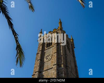 Palm Tree and, St Ia's Parish Church, St Ives, Cornouailles, Angleterre, Royaume-Uni, GB. Banque D'Images