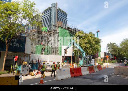Travaux routiers, excavatrice Kobelco, équipe de travailleurs, travaux de construction dans le quartier financier du centre-ville de Singapour Banque D'Images