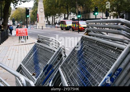 Westminster, Londres, Royaume-Uni. 25 octobre 2024. Barrières de sécurité autour des monuments et statues à Westminster avant le rassemblement et les manifestations de tommy Robinson. Credit : Matthew Chattle/Alamy Live News Banque D'Images