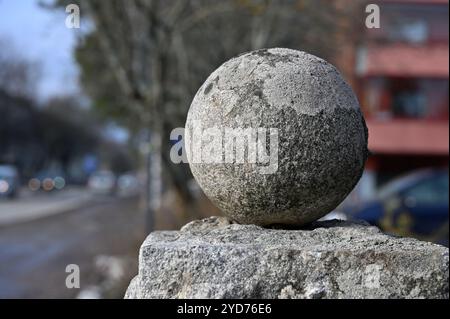 Vieille boule de granit recouverte de mousse Banque D'Images