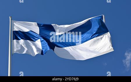 Drapeau national flottant de la Finlande contre le ciel bleu Banque D'Images