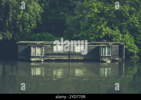 Péniche aménagée sur Une rivière Banque D'Images