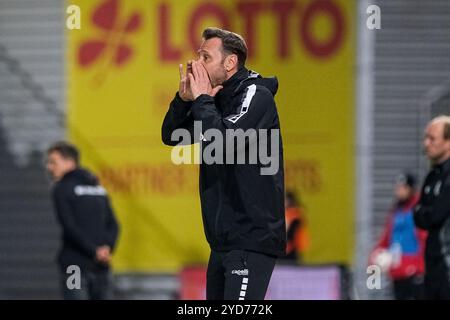 Wiesbaden, Deutschland. 23 octobre 2024. Nils Doering (SV Wehen Wiesbaden, entraîneur) gestikuliert, GER, SV Wehen Wiesbaden v. Dynamo Dresden, Fussball, 3. Bundesliga, 11. Spieltag, saison 2024/2025, 23.10.2024 LA RÉGLEMENTATION DFB INTERDIT TOUTE UTILISATION DE PHOTOGRAPHIES comme SÉQUENCES D'IMAGES et/ou QUASI-VIDÉO. Foto : Eibner-Pressefoto/Florian Wiegand crédit : dpa/Alamy Live News Banque D'Images