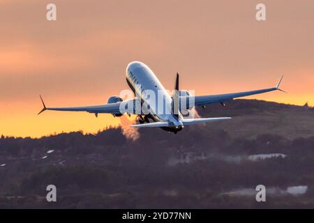 Un Boeing 737-800 de Ryanair avec des ailettes Split Scimitar part de l'aéroport d'Édimbourg dans Un Sunset Sky Banque D'Images