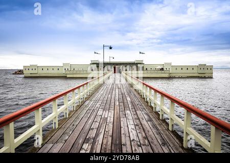 Ribersborgs Kallbadhus bain en plein air dans Malmo Oresund vue sur le canal Banque D'Images