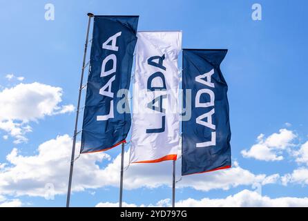 La concession Lada affiche un drapeau sur fond bleu Banque D'Images